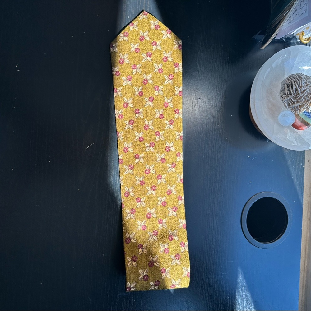 Joseph Abboud tie with tan base and maroon accents. Great conditions